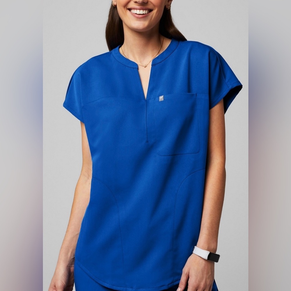 Fabletics Evolve 3-Pocket Scrub Top | Royal Blue | XL